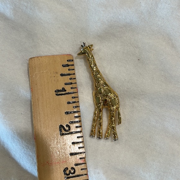Gold Giraffe pin - Picture 2 of 3